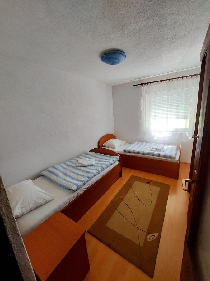 Apartments & Rooms Velebit Lovinac  Exterior foto