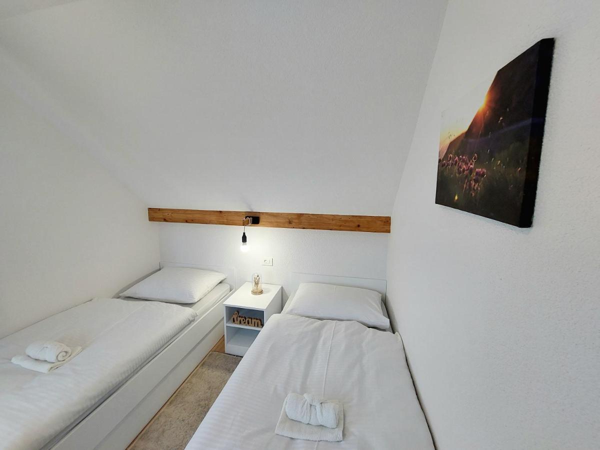 Apartments & Rooms Velebit Lovinac  Exterior foto