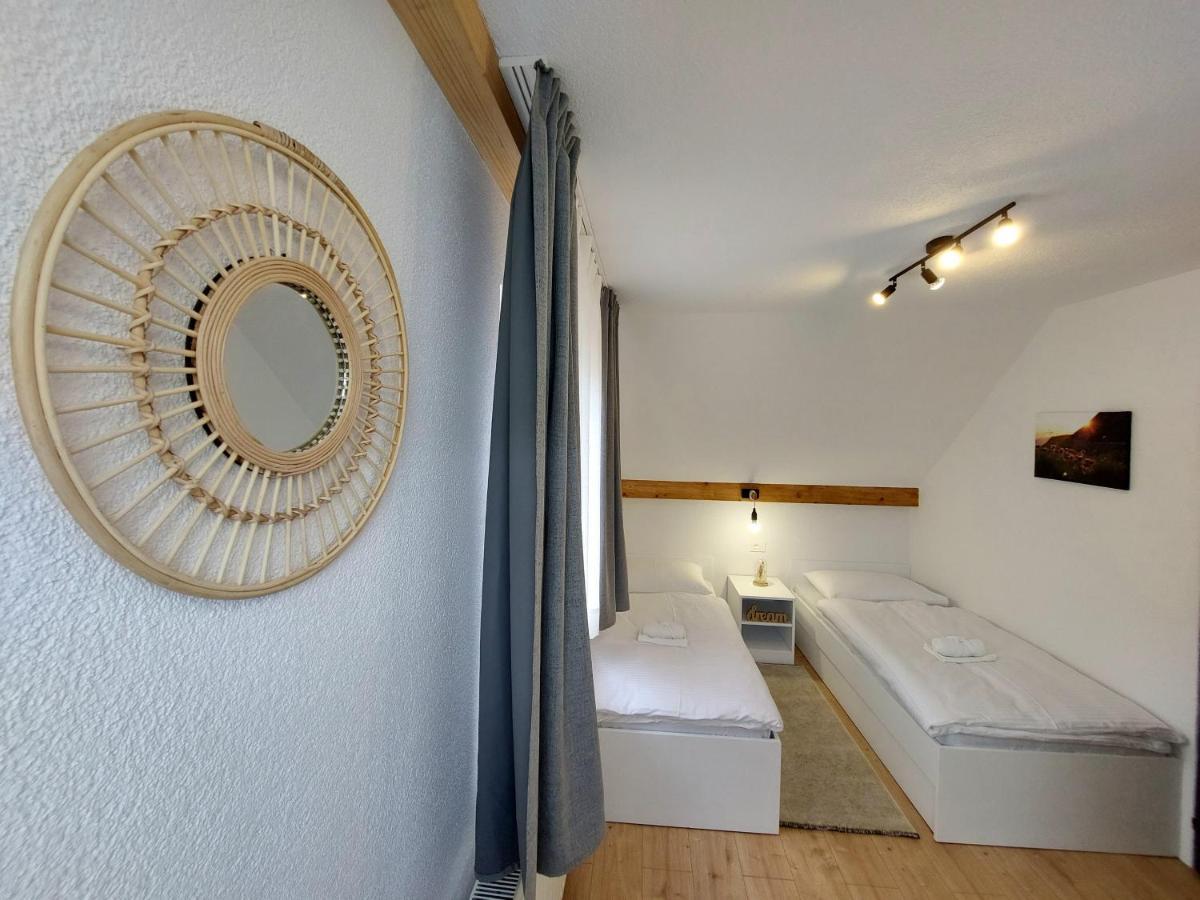 Apartments & Rooms Velebit Lovinac  Exterior foto